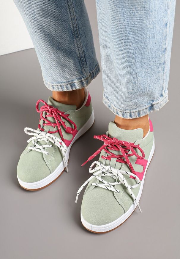 Renee - Zielono-Fuksjowe Sneakersy Ozdobione Geometrycznym Motywem Telindrela. Okazja: na co dzień. Kolor: zielony. Materiał: jeans. Wzór: aplikacja, geometria