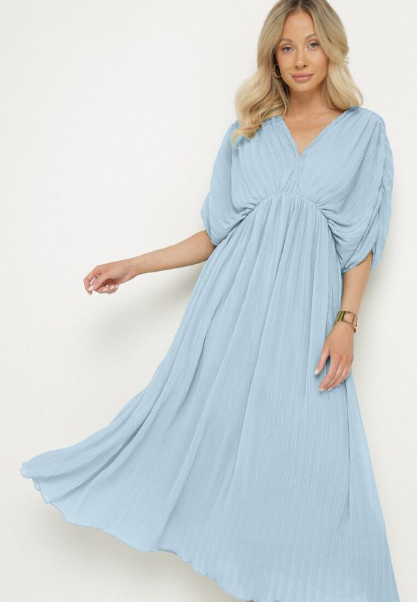 Born2be - Niebieska Sukienka Rozkloszowana z Wiązaniem na Szyi o Luźnym Kroju Napila. Okazja: na co dzień. Typ kołnierza: dekolt w kształcie V. Kolor: niebieski. Styl: elegancki, casual, klasyczny