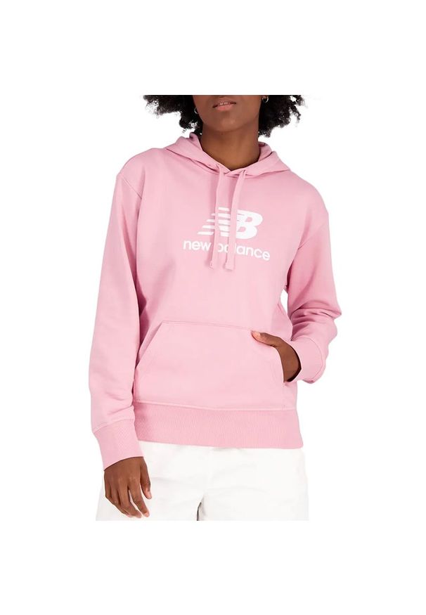 Bluza New Balance WT31533HAO - różowa. Typ kołnierza: kaptur. Kolor: różowy. Materiał: tkanina, poliester, bawełna. Wzór: aplikacja. Styl: sportowy, klasyczny