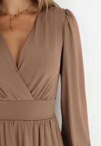 Born2be - Brązowa Sukienka Kopertowa Taliowana Maecenus. Okazja: na co dzień. Typ kołnierza: dekolt w serek. Kolor: brązowy. Materiał: wiskoza. Typ sukienki: kopertowe. Styl: casual, elegancki #7