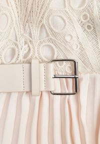 Born2be - Beżowa Sukienka o Rozkloszowanym Kroju z Koronką Plisami i Paskiem Bryne. Kolor: beżowy. Materiał: koronka. Długość rękawa: krótki rękaw. Wzór: koronka. Styl: klasyczny #6