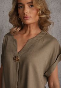 Renee - Ciemnobeżowa Bluzka z Lnem i Wiskozą o Nietoperzowym Kroju z Krótkim Rękawem Herira. Okazja: na co dzień. Typ kołnierza: dekolt w serek. Kolor: beżowy. Długość: krótkie. Wzór: aplikacja. Materiał: wiskoza, len. Długość rękawa: krótki rękaw. Sezon: lato. Styl: elegancki, casual #8