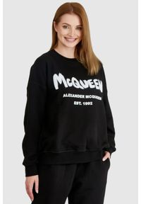 Alexander McQueen - ALEXANDER MCQUEEN Czarna bluza damska z logo, Rozmiar 38. Kolor: czarny. Materiał: prążkowany, bawełna