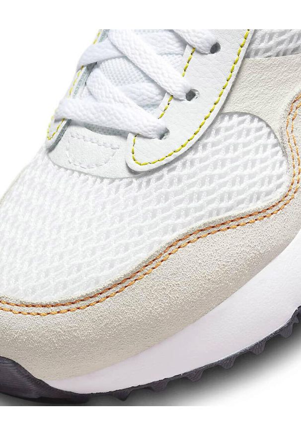 Buty do chodzenia damskie Nike Air Max Systm GS. Zapięcie: sznurówki. Kolor: biały. Materiał: tkanina. Szerokość cholewki: normalna. Model: Nike Air Max. Sport: turystyka piesza