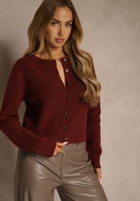 Renee - Bordowy Prosty Kardigan z Wełną z Okrągłym Dekoltem Reianvela. Kolor: czerwony. Materiał: wełna. Długość rękawa: długi rękaw. Długość: krótkie. Styl: klasyczny
