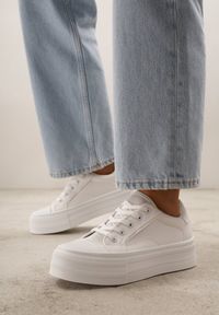 Renee - Białe Trampki o Klasycznym Fasonie na Platformie Opheme. Okazja: na spacer, na co dzień. Kolor: biały. Obcas: na platformie. Styl: klasyczny #5