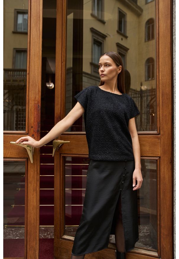 MOODO - Błyszcząca bluzka z krótkimi rękawami czarna. Kolor: czarny. Materiał: poliester, elastan, wiskoza. Długość rękawa: krótki rękaw. Długość: krótkie