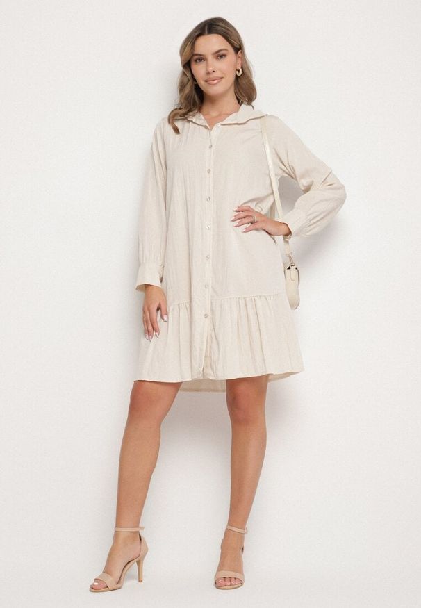 Born2be - Jasnobeżowa Sukienka z Wiskozą o Koszulowym Kroju z Falbanką Penzedi. Okazja: na co dzień. Typ kołnierza: kołnierzyk klasyczny. Kolor: beżowy. Materiał: wiskoza. Długość rękawa: długi rękaw. Typ sukienki: koszulowe. Styl: elegancki, casual, klasyczny
