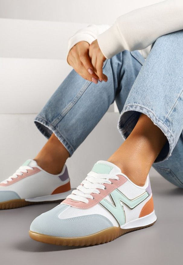 Renee - Biało-Niebieskie Sneakersy w Stylu Tenisówek Ozdobione Naszywką Tanelis. Kolor: biały. Materiał: jeans. Wzór: aplikacja