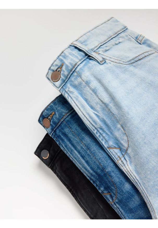 Reserved - Jeansy carrot slim z przetarciami - niebieski. Kolor: niebieski