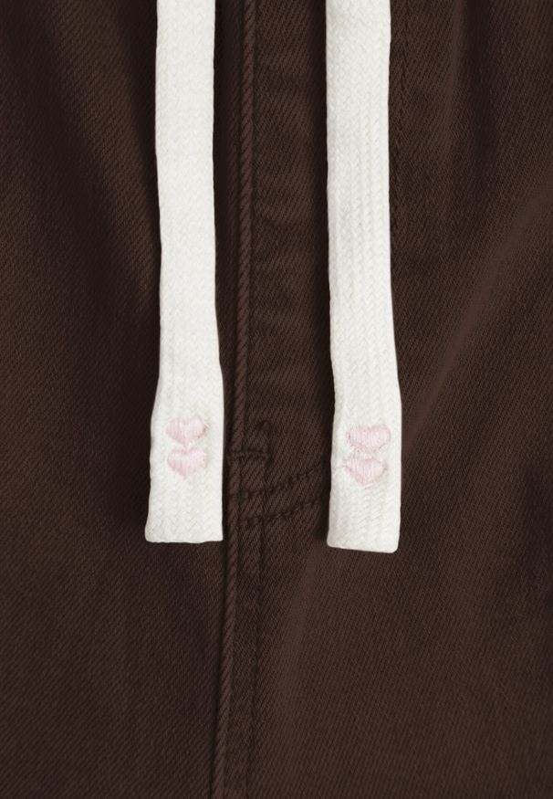 Born2be - Brązowe Bawełniane Jeansy Mom Fit ze Ściągaczem i Wiązaniem w Pasie Pallelato. Okazja: na co dzień. Kolor: brązowy. Długość: długie. Styl: elegancki, casual