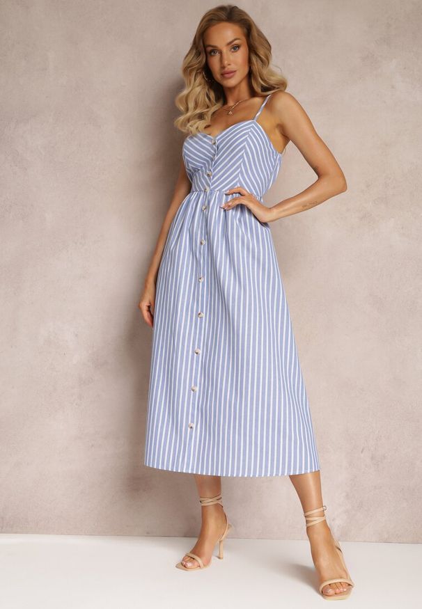 Renee - Niebieska Sukienka Midi w Paski Ozdobiona Guzikami Eimam. Kolor: niebieski. Długość rękawa: na ramiączkach. Wzór: aplikacja, paski. Długość: midi