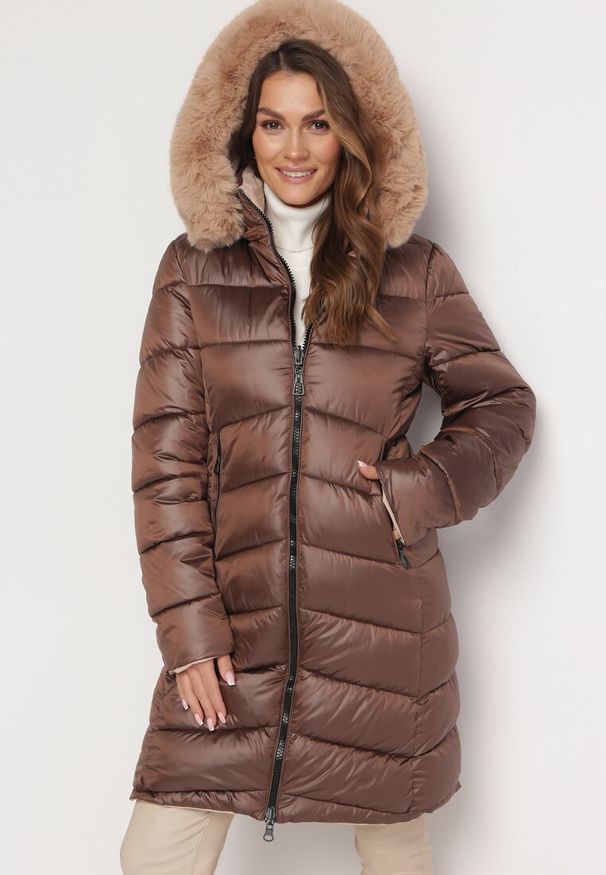 Born2be - Brązowa Pikowana Kurtka Dwustronna przed Kolano z Kapturem i Futerkiem Niragres. Typ kołnierza: kaptur. Kolor: brązowy. Materiał: futro. Wzór: aplikacja