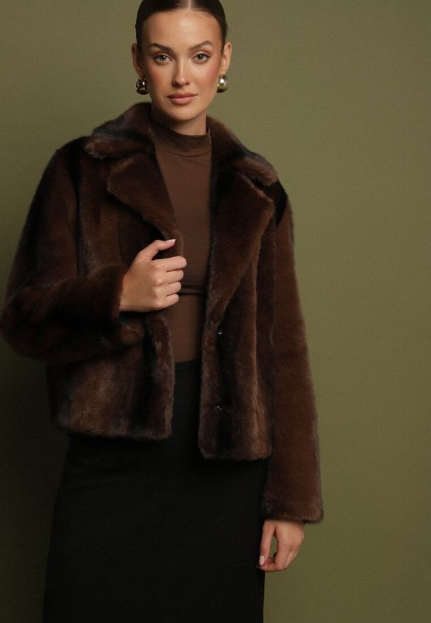 Born2be - Brązowa Jednorzędowa Kurtka Futerko o Krótkim Kroju Lonella. Okazja: na sylwestra, na spacer, na co dzień. Kolor: brązowy. Materiał: futro. Długość: krótkie. Styl: casual, elegancki