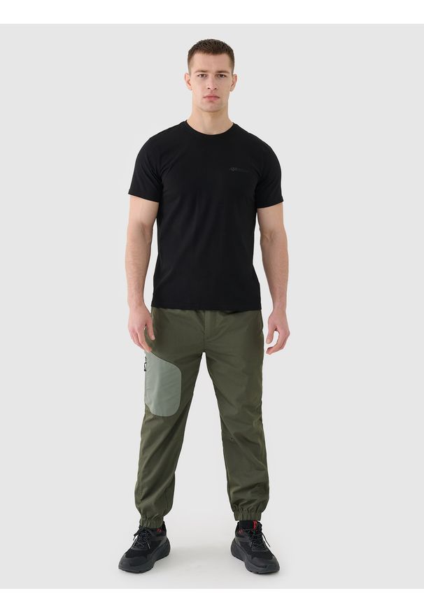 4f - 4F T-shirt regular gładki męski - czarny L. Okazja: na co dzień. Kolor: czarny. Materiał: skóra, jersey, dzianina, bawełna, materiał. Długość rękawa: krótki rękaw. Długość: krótkie. Wzór: gładki. Styl: sportowy, klasyczny, casual
