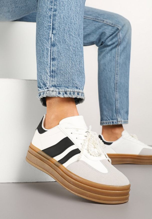 Renee - Białe Sneakersy na Grubej Podeszwie z Ozdobnymi Odpinanymi Perłami Ajovia. Okazja: na co dzień. Kolor: biały. Materiał: jeans
