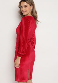 Born2be - Czerwona Dopasowana Sukienka Welurowa z Kopertowym Dekoltem Wilara. Kolor: czerwony. Materiał: welur. Długość rękawa: długi rękaw. Typ sukienki: kopertowe. Styl: klasyczny #2