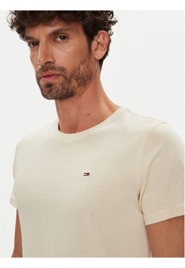 Tommy Jeans T-Shirt DM0DM04411 Beżowy Slim Fit. Kolor: beżowy. Materiał: bawełna