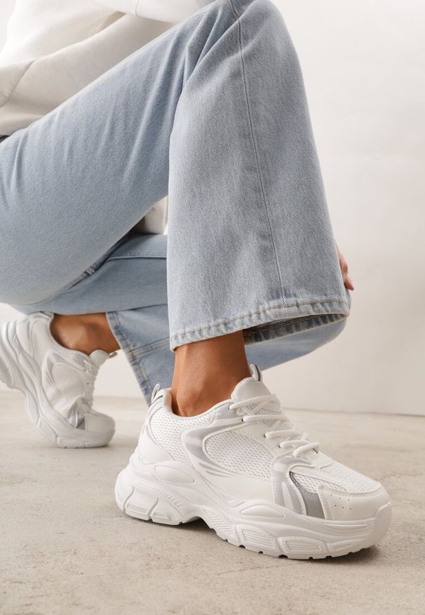 Renee - Białe Sneakersy VICES na Geometrycznej Platformie z Perforacją Elinata. Kolor: biały. Materiał: jeans. Wzór: geometria. Sezon: wiosna. Obcas: na platformie. Sport: joga i pilates