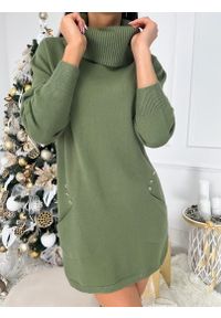 ModnaKiecka.pl - Oliwkowa Sweterkowa Tunika z Golfem 9243-184-G. Okazja: na spacer, na co dzień. Typ kołnierza: golf. Kolor: zielony. Materiał: wiskoza, elastan. Długość rękawa: długi rękaw. Długość: krótkie. Wzór: jednolity. Sezon: zima, jesień. Styl: casual, klasyczny #1