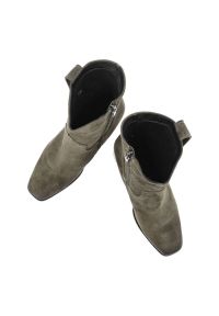 Zielone Botki Karino Modne Obuwie Jesienne. Kolor: zielony. Materiał: jeans, welur, zamsz, materiał. Sezon: jesień. Obcas: na obcasie. Styl: elegancki. Wysokość obcasa: średni #5