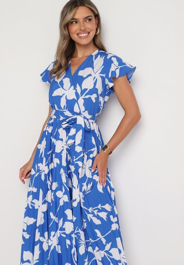 Born2be - Niebiesko-Biała Kopertowa Plisowana Sukienka z Gumką i Paskiem w Talii Denevia. Okazja: na co dzień. Kolor: niebieski. Długość rękawa: krótki rękaw. Typ sukienki: kopertowe. Styl: casual