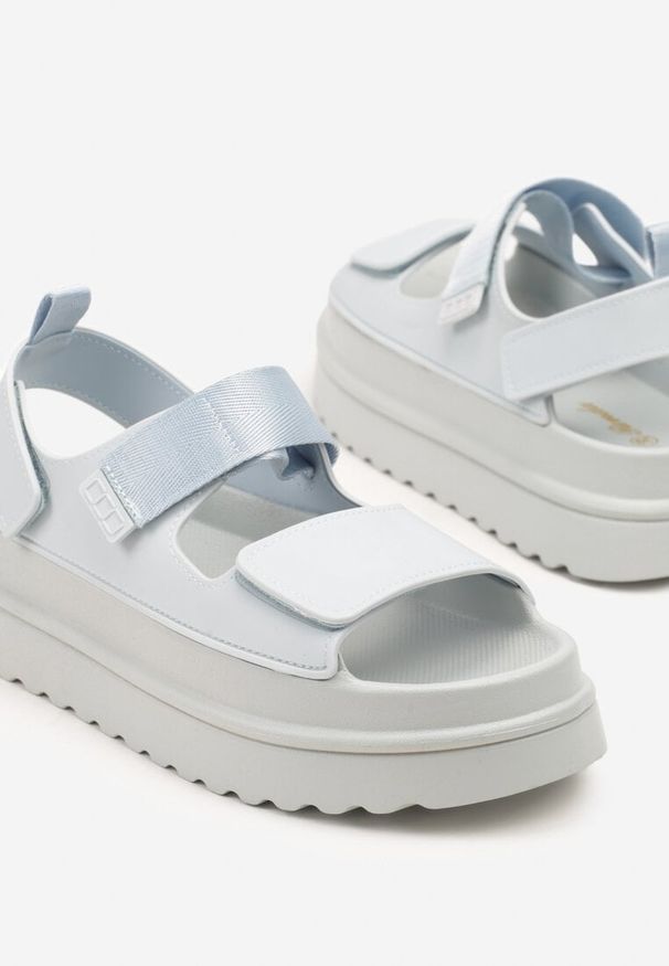 Born2be - Niebieskie Sandały w Stylu Chunky na Grubej Podeszwie Zapinane na Rzep Militiela. Zapięcie: rzepy. Kolor: niebieski. Styl: klasyczny, elegancki