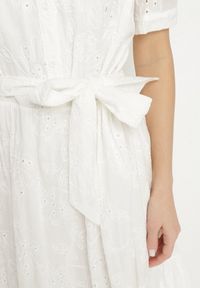 Born2be - Biała Bawełniana Sukienka Ażurowa o Koszulowym Kroju z Paskiem Divione. Okazja: na spacer, na co dzień. Kolor: biały. Materiał: bawełna. Wzór: ażurowy. Typ sukienki: koszulowe. Styl: klasyczny, casual, elegancki #3