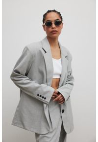 Marsala - Marynarka typu oversize w kolorze SZARYM - HARLEY-S/M. Kolor: szary. Materiał: jeans, tkanina, elastan, wiskoza, poliester. Długość rękawa: długi rękaw. Długość: długie. Styl: sportowy, elegancki