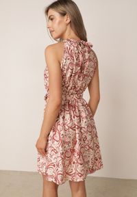 Born2be - Różowa Wiskozowa Sukienka z Dekoltem Typu Halter i Abstrakcyjnym Wzorem Veraria. Okazja: na co dzień. Typ kołnierza: dekolt halter. Kolor: różowy. Materiał: wiskoza. Wzór: aplikacja. Styl: casual #5