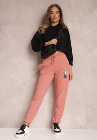 Renee - Ciemnoróżowe Spodnie Dresowe Caeista. Kolor: różowy. Materiał: dresówka. Wzór: aplikacja #1