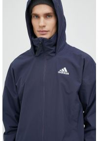 Adidas - adidas kurtka przeciwdeszczowa męska kolor granatowy przejściowa. Okazja: na co dzień. Typ kołnierza: kaptur. Kolor: niebieski. Materiał: materiał. Styl: casual #1
