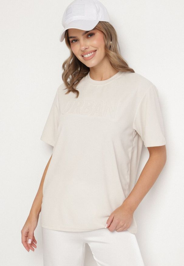 Born2be - Jasnobeżowa Koszulka o Klasycznym Kroju z Tłoczonym Napisem Voetia. Okazja: na co dzień. Kolor: beżowy. Materiał: jeans. Wzór: napisy. Styl: klasyczny