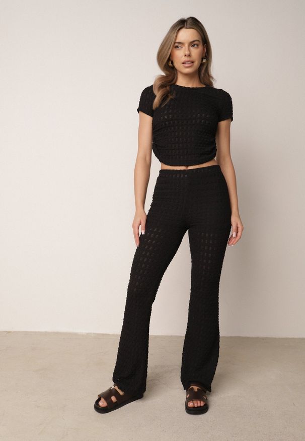 Born2be - Czarny Komplet z Tkaniny z Tłoczeniem Spodnie Dzwony i Marszczony Top Oranelle. Kolor: czarny. Materiał: tkanina