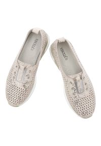 Półbuty damskie Vinceza, cholewka ze skóry naturalnej z metalicznym połyskiem wsuwany fason z zabudowanym przodem, beżowe, 93226. Okazja: na co dzień. Kolor: beżowy. Materiał: skóra. Szerokość cholewki: normalna. Wzór: ażurowy. Styl: elegancki, casual #2