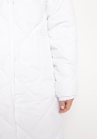 Born2be - Biała Kurtka Płaszcz z Geometrycznym Pikowaniem Johnatta. Kolor: biały. Wzór: geometria #6