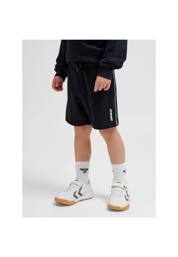 Szorty dla dzieci Hummel Casper. Okazja: na uczelnię. Kolor: czarny. Materiał: dresówka, materiał. Styl: sportowy. Sport: joga i pilates