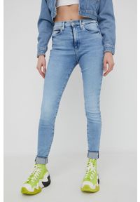 Tommy Jeans jeansy SYLVIA BF1232 damskie high waist. Stan: podwyższony. Kolor: niebieski