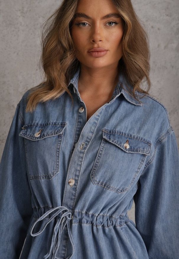 Renee - Niebieska Jeansowa Bawełniana Sukienka Koszulowa z Wiązaniem i Marszczeniem Enatta. Okazja: na co dzień. Kolor: niebieski. Materiał: bawełna, jeans. Wzór: aplikacja. Sezon: lato. Typ sukienki: koszulowe. Styl: casual