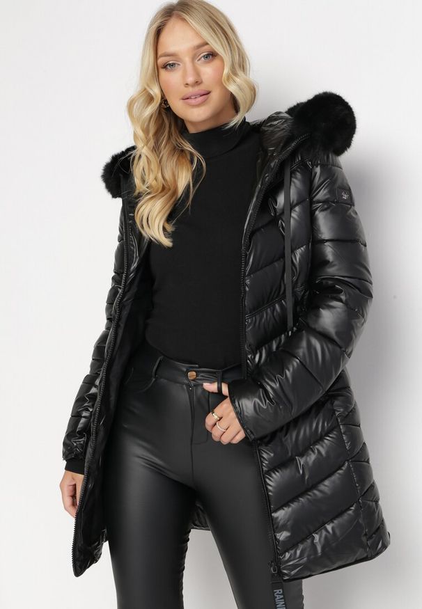 Born2be - Czarna Pikowana Kurtka z Kapturem Ozdobionym Futerkiem Kavenna. Typ kołnierza: kaptur. Kolor: czarny. Materiał: futro. Wzór: aplikacja