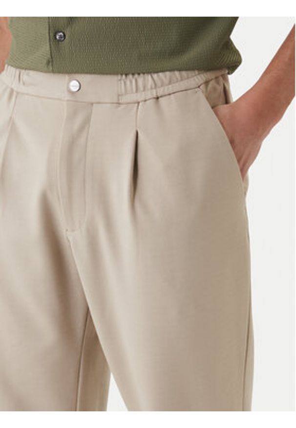 Calvin Klein Spodnie materiałowe LV04LF607G Beżowy Tapered Fit. Kolor: beżowy. Materiał: wiskoza