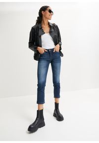 bonprix - "Dżinsy ""komfort-stretch"" z rozcięciami, dł. 7/8". Kolor: niebieski. Styl: sportowy #3