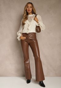 Renee - Beżowa Bluzka z Koronką i Falbankami Zdobiona Metalicznymi Przeszyciami Aliafera. Typ kołnierza: kołnierz z falbankami. Kolor: beżowy. Materiał: koronka. Wzór: koronka, aplikacja #2