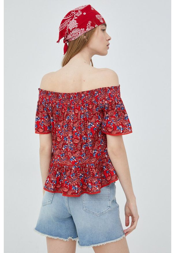 Superdry bluzka kolor czerwony. Typ kołnierza: dekolt hiszpanka. Kolor: czerwony. Materiał: tkanina