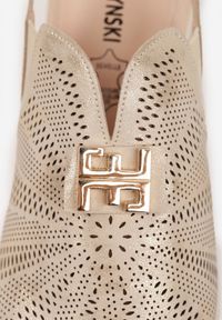 Born2be - Złote Skórzane Sandały na Koturnie z Perforacją i Metaliczną Aplikacją Zaehiesh. Okazja: na co dzień. Zapięcie: pasek. Kolor: złoty. Wzór: aplikacja. Materiał: skóra. Sezon: lato. Obcas: na koturnie. Styl: klasyczny, casual. Wysokość obcasa: średni #6