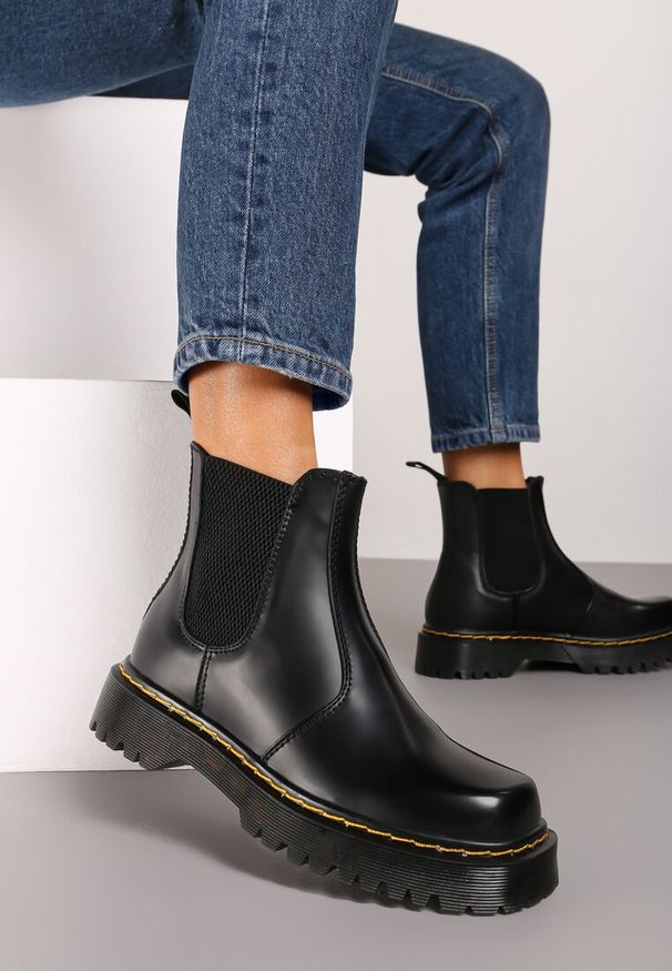 Renee - Czarne Casualowe Płaskie Botki Sztyblety Irivarae. Okazja: na co dzień. Kolor: czarny. Materiał: jeans. Obcas: na obcasie. Styl: casual. Wysokość obcasa: niski