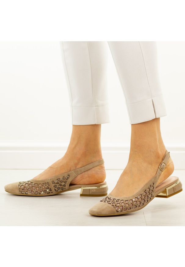 Beżowe skórzane sandały damskie DiA 3019. Okazja: na wesele, na ślub cywilny. Zapięcie: pasek. Kolor: beżowy. Szerokość cholewki: normalna. Wzór: aplikacja. Materiał: skóra, zamsz. Sezon: wiosna, lato. Obcas: na obcasie. Styl: elegancki, klasyczny, wizytowy