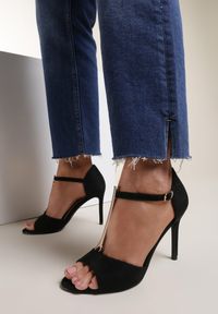 Renee - Czarne Sandały Astreis. Nosek buta: otwarty. Zapięcie: pasek. Kolor: czarny. Materiał: skóra. Wzór: paski. Styl: glamour #5