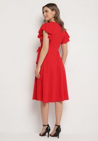 Born2be - Czerwona Rozkloszowana Sukienka Kopertowa z Wiązaniem w Talii Dannila. Kolor: czerwony. Wzór: aplikacja. Typ sukienki: kopertowe #5