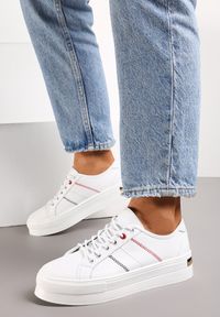 Renee - Białe Sznurowane Sneakersy ze Skóry Naturalnej z Przeszyciami i Metaliczną Wstawką Klefamia. Kolor: biały. Materiał: skóra #5